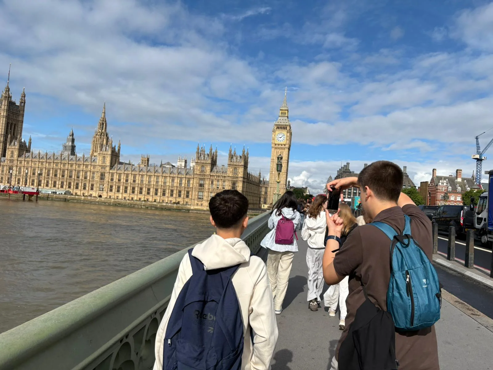 Big Ben ve Westminster Sarayı’nın önünde, Westminster Köprüsü’nde öğrenci grubu