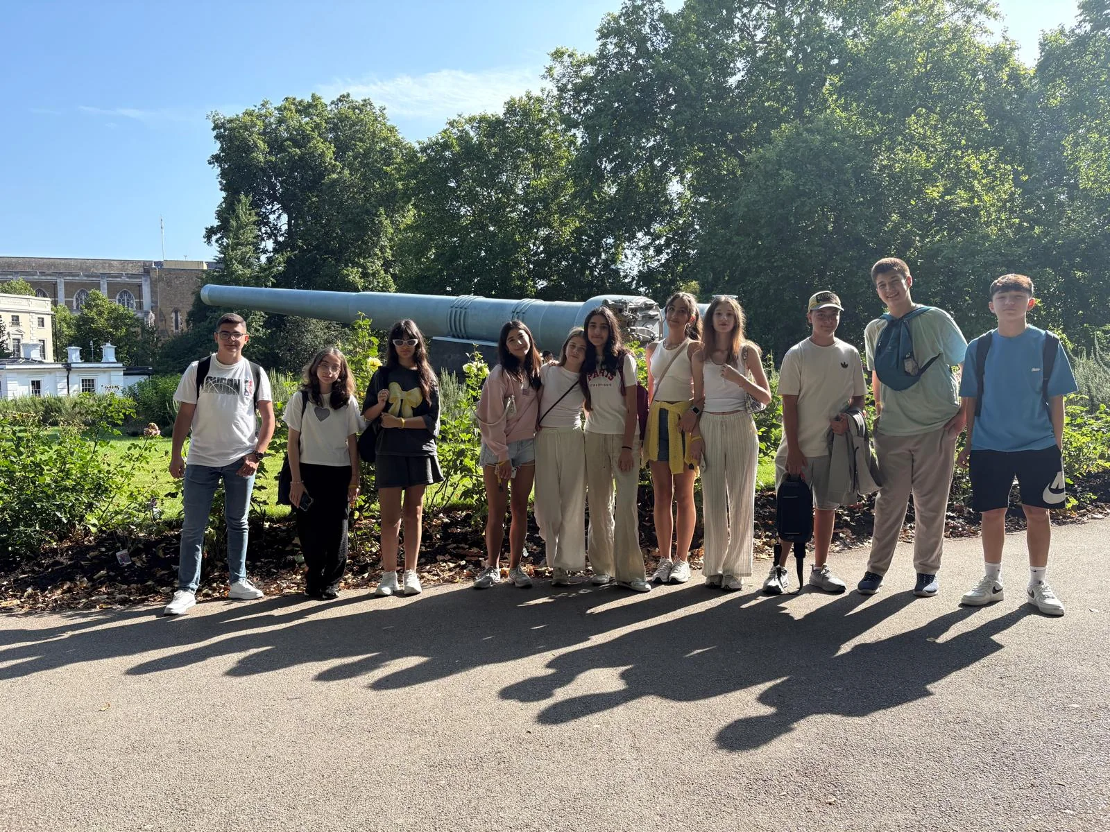 Londra’da güneşli bir günde bir parkta toplu fotoğraf çektiren öğrenci grubu