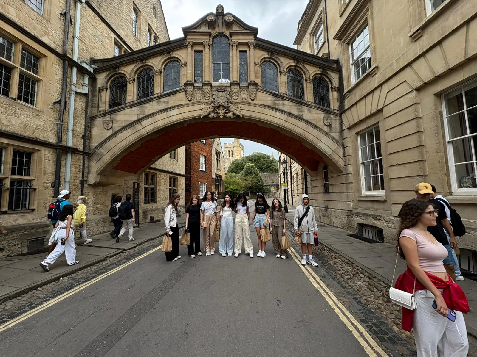 Oxford’daki Bridge of Sighs köprüsünün altında duran öğrenci grubu