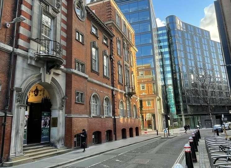 David Game College’ın Londra’daki tarihi bina girişi