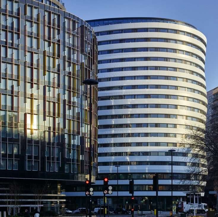 DLD College’ın Londra’daki yuvarlak modern bina cephesi