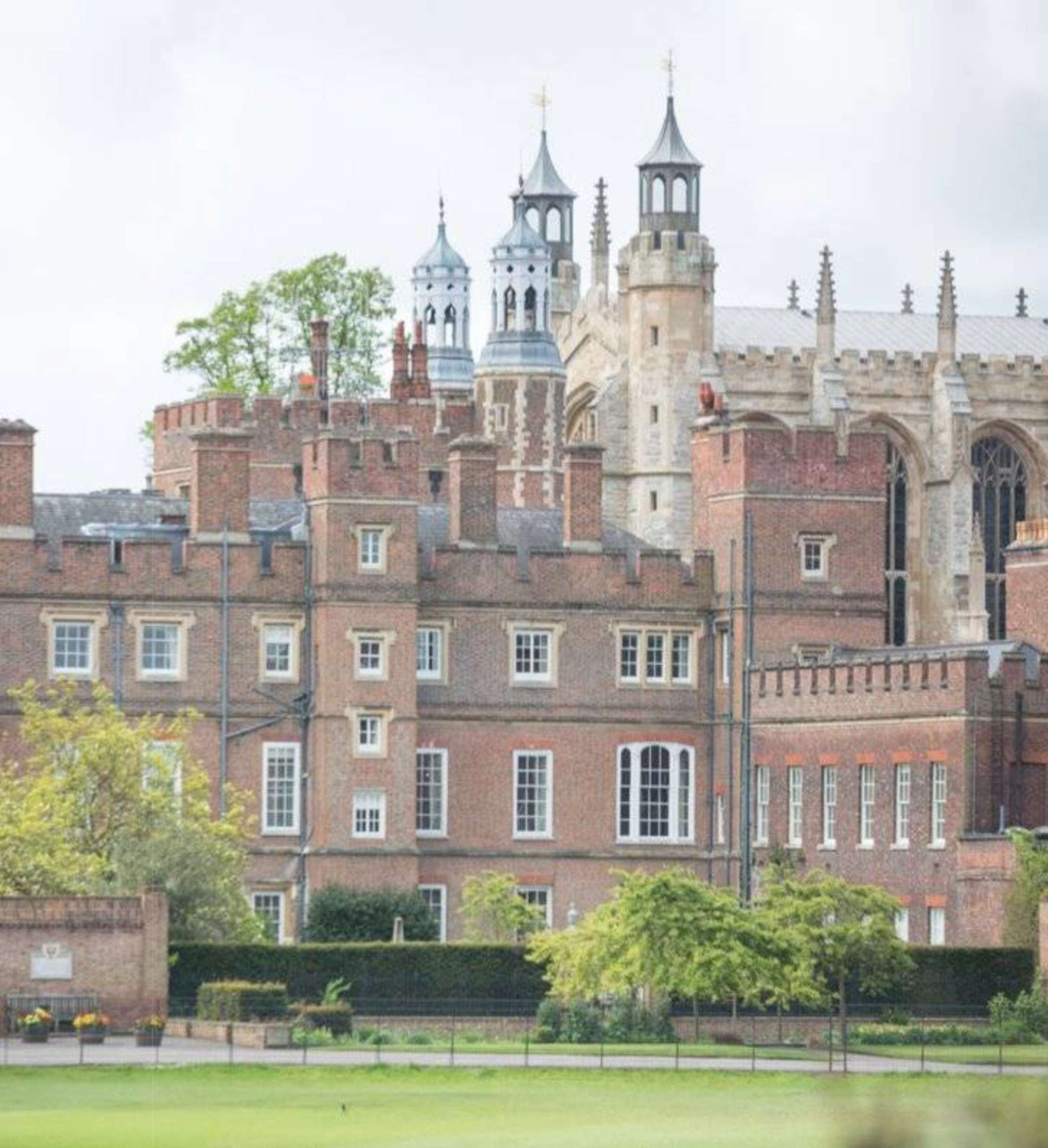 Eton College’ın tarihi kuleleri ve avlusu